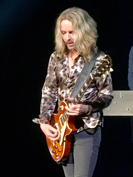 Tommy Shaw making a gorgeous Les Paul sing